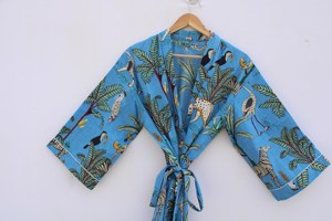 Kimono azul con estampado tropical para mujer, ropa de playa con diseño de pájaros y hojas, estilo envolvente de manga larga - Product Image 1