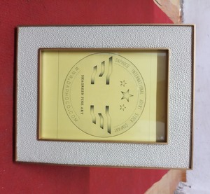 กรอบรูป MDF คุณภาพสูง รุ่น DPC 0006 ขนาด 5x7 นิ้ว ขายดี พร้อมขอบสีทองเหลือง ตกแต่งบ้าน กันน้ำ ขายส่ง - Product Image 1