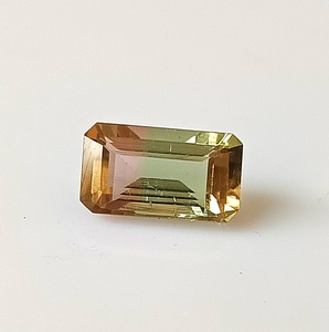 Piedra Preciosa Suelta de Turmalina Zambiana Bicolor Natural de 1.85 Quilates, Corte Esmeralda Facetado, con Juego de Color para Joyería - Product Image 1