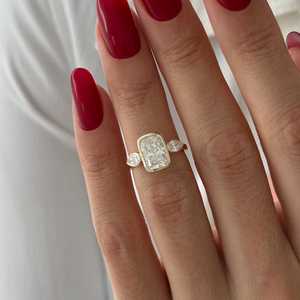 Anillo de tres piedras con diamante de laboratorio de 2 quilates, corte cojín alargado, engaste de bisel, anillo de tres piedras con engaste alta catedral, certificado IGI - Product Image 1