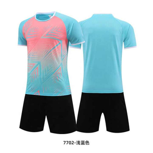 Ensemble d'entraînement de football pour hommes : Maillot et short de football légers, respirants et très confortables pour les séances d'entraînement sportif et de compétition - Product Image 4