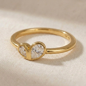 Bague de fiançailles pour femme en or jaune 18 carats avec diamant de laboratoire taille cœur, style romantique - Product Image 2