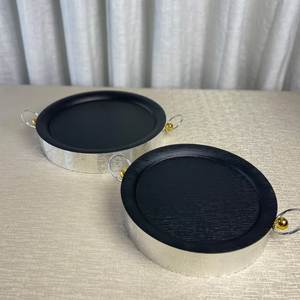 Plat de service rond en métal très vendu avec poignées florales dorées, assiette à dessert polie pour la maison, les mariages et les fêtes - Product Image 4