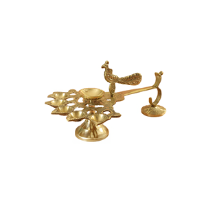 Lampe Diya en laiton en forme de paon, finition dorée, polie, lampe à huile traditionnelle avec support pour la décoration de la maison, du temple et des festivals - Product Image 1