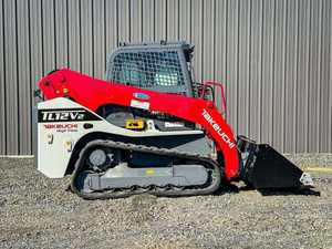 Chargeuse compacte sur chenilles Takeuchi TL12V2 d'occasion, diesel haute performance, rouge et blanche, pour la construction - Product Image 2