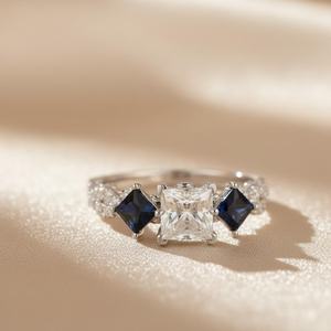 Bague Art Déco en Moissanite taille princesse 5MM avec pierre précieuse bleue latérale en argent 925, cadeau idéal pour femme pour un anniversaire - Product Image 1