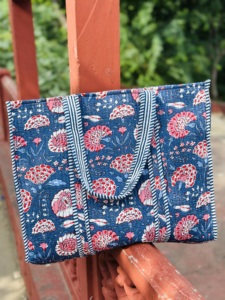กระเป๋าโท้ทผ้าควิลท์ทำมือ สีฟ้า ลายดอกไม้ กระเป๋าถือแบบควิลท์ ทำมือ สำหรับช้อปปิ้ง ไปทะเล เดินทาง เหมาะสำหรับผู้หญิง - Product Image 2