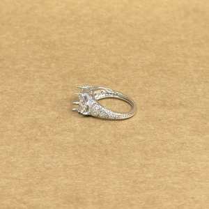 แหวนทองคำขาว 14KT แบบคลาสสิก ประดับเพชรแล็บโกรว์ทรงครึ่งวงกลม 1.96 กะรัต พร้อมเพชร LGD ตรงกลาง ดีไซน์หรูหรา เหมาะสำหรับงานเลี้ยง - Product Image 6