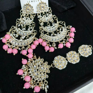 Pendientes de araña Jhumka Kundan de aleación de zinc chapados en oro de alta calidad, con circonitas y perlas de imitación, estilo étnico tradicional, color rosa, y Maang Tikka. - Product Image 1