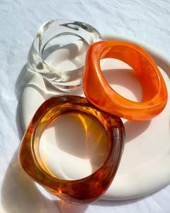 กำไลข้อมือเรซิ่นสีฟ้ารูปทรงคลื่น หนา ทำจากอะคริลิกสังเคราะห์ เครื่องประดับมือสำหรับผู้หญิง สำหรับงานปาร์ตี้ เทศกาล แฟชั่น - Product Image 2