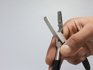 Pinzas de Alta Calidad para Extensiones de Cabello con Punta de Aguja, Acabado Dall, Acero Inoxidable Alemán, con Mango de PVC - Product Image 6