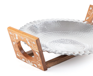 Magnifique plateau à chocolat classique en acier inoxydable poli avec support en bois et décorations en forme de feuilles, idéal pour la cuisine et la présentation à la maison. - Product Image 1