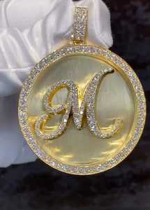 Colgante de Plata de Ley con Letra Inicial 'M' Personalizada, Estilo Hip Hop de Lujo, con Incrustaciones de Moissanita y Baño de Oro - Product Image 4
