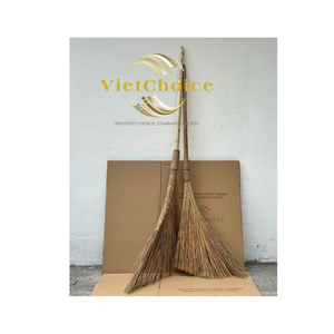 Balai écologique en fibres de coco Vietchoice avec manche en bois d'acacia pour le nettoyage des écuries - Product Image 1