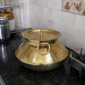 Olla Handi de Latón Martillado Hecha a Mano con Tapa de 2.5L, Recipiente Tradicional para Cocinar y Servir, Utensilio de Cocina para Almacenamiento de Alimentos para Hoteles y Restaurantes - Product Image 4