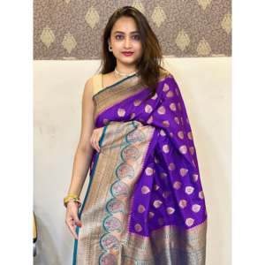 ผ้าไหมสีม่วงเนื้อนุ่มแบบอีลิท วีฟส์ พร้อมชุดราตรีหรูหราประดับด้วยผ้าทอซารี น้ำหนัก 0.65 กรัม - Product Image 4