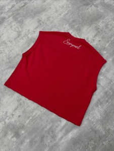 เสื้อกล้ามพิมพ์ลายกราฟิกดีไซน์ใหม่สำหรับผู้ชาย ทรงสตรีทแวร์ ขอบเสื้อแบบดิสเทรส ตัดเย็บทรงบ็อกซี่ - Product Image 2