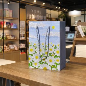 Meilleures ventes au Vietnam : Sacs en papier de luxe personnalisés avec logo, sacs shopping en papier couché, sacs cadeaux en papier premium avec poignées - Product Image 4