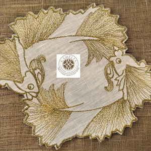 Servilleta de lino para cóctel bordada con un elegante pez dorado, líneas fluidas que añaden suavidad y un encanto elegante a la mesa. - Product Image 4