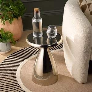 Table d'appoint moderne et élégante en métal avec un design de cadre fin et un matériau durable pour le bureau ou le salon - Product Image 2