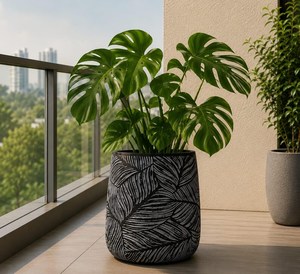Vase à fleurs rustique en laiton fait main, minimaliste, avec texture martelée et bord évasé, pour la décoration de plantes de jardin, durable - Product Image 1