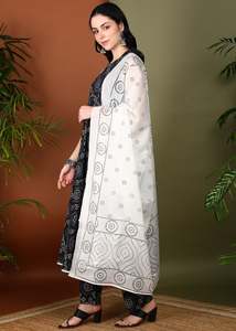 Ensemble Kurta d'été en coton imprimé Bandhej pour femme, coupe évasée et droite, style Anarkali, avec pantalon et dupatta, vente en gros - Product Image 4