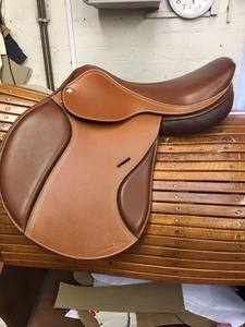 Silla de Montar de Cuero para Entrenamiento y Competición Ecuestre con Costuras Reforzadas, Paneles Ajustables y Soporte de Estabilidad para el Jinete - Product Image 3