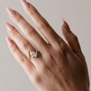 Bague de fiançailles solitaire en or plaqué 14 carats avec diamant de laboratoire marquise de 2 carats, certifié GIA, couleur E, pureté VVS, et bande torsadée moderne en forme de vague - Product Image 4