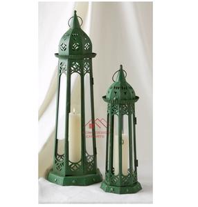 Lanterne à bougie en métal faite à la main avec finition émail vert - Product Image 1