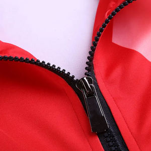 Conjunto Deportivo Crimson Hex para Hombre - Chaqueta con Cierre Completo Roja y Negra y Pantalones Deportivos Ajustados con Gráficos Hexagonales en Degradado - Product Image 3