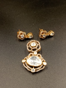 Collar con Colgante de Flor Étnica Chapado en Oro de Amaira Jewels, Joyería Clásica para Mujer, Regalo de Boda o Compromiso - Product Image 2