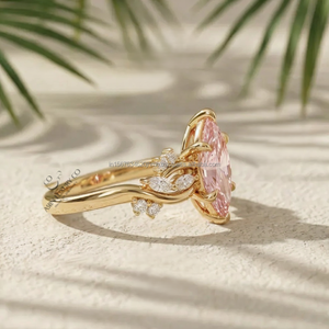 Anillo de Diamantes con Corte Marquesa Rosa y Piedras Laterales en Oro Amarillo, Anillo de Compromiso Elegante y Lujoso, Joyería Fina, Regalo para Mujer - Product Image 4