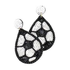 Boucles d'oreilles artisanales à motif de patte perlée, bijoux fantaisie sur le thème animalier, confectionnées avec du fil de coton, broderie au point de croix et travail d'aiguille - Product Image 3