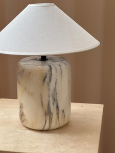 Lámpara de mesa decorativa moderna diseñada para realzar salas de estar, dormitorios y espacios de hostelería boutique con un estilo duradero. - Product Image 3