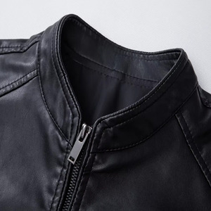 Blouson de motard en cuir PU noir pour homme, col montant, fermeture éclair, coupe ajustée, style moto, vêtement d'extérieur d'automne, fabriqué au Pakistan - Product Image 3