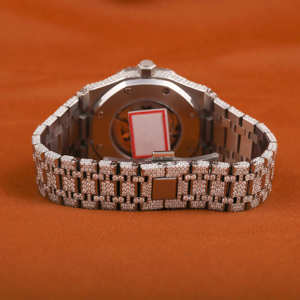 Montre personnalisée noire demi-sertie de diamants moissanite triangulaires de 20 mm, style hip-hop classique, luxueuse et élégante, en acier inoxydable avec mouvement à quartz - Product Image 4