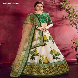 Nuevo Conjunto Lehenga-Choli-Dupatta de Alta Calidad en Seda Artística con Bordado de Lentejuelas y Estampado Floral, Venta al Por Mayor - Product Image 1