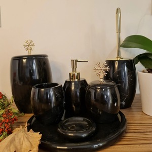 Juego de baño de lujo de seis piezas de resina negra con detalles de copos de nieve dorados, forma redonda, fácil de limpiar. - Product Image 1