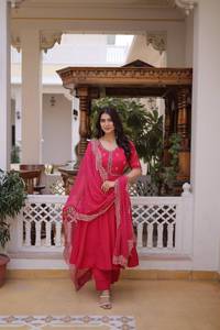 Conjunto de Salwar Kameez Rojo con Detalles Bordados, Ropa Tradicional India y Pakistaní para Mujer, Largo hasta el Tobillo, Corte Regular - Product Image 4