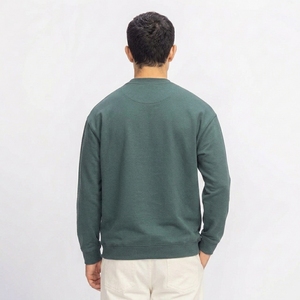 เสื้อสเวตเชิ้ตคอกลมสีเขียวเข้มสำหรับผู้ชาย ผ้าถักเนื้อฝ้าย สวมใส่สบาย ทรงปกติ พิมพ์ลายด้านหน้า ดีไซน์ไร้ขีดจำกัด - Product Image 2