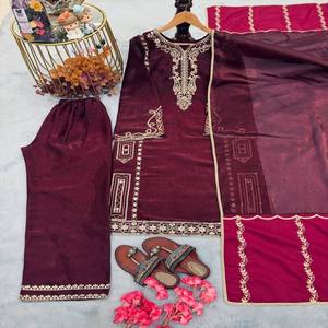 VASTRA COTTAGE Élégante robe Kurti en soie brodée avec manches fantaisie, pantalon palazzo assorti et dupatta avec travail de sequins - Product Image 4