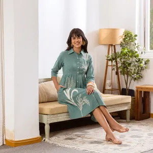 Robe chemise mi-longue brodée vert sauge pour femme, boutonnée sur le devant, manches trois quarts, motif floral, longueur mi-longue, tenue décontractée et élégante - Product Image 2