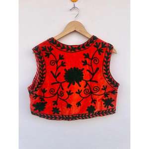 Chaleco Corto Reversible de Terciopelo de Algodón Bordado Suzani Hecho a Mano con Doble Abotonadura, Rojo Festivo, Regalo para Ella - Product Image 4