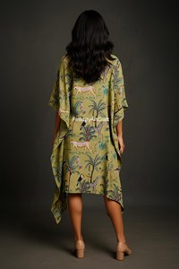 Robe Kaftan en Coton Vert Sauge Faite à la Main, Écologique, Imprimé Jungle Tropicale, Col en V, Manches Chauve-Souris, Coupe Décontractée, Tenue de Détente - Product Image 4