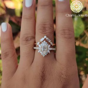 Bague de Fiançailles et d'Éternité Classique pour Femme Charm_Jewells en Argent Plaqué Or Rose 18K avec Moissanite Taille Coussin et Sertissage à Griffes IGI - Product Image 1