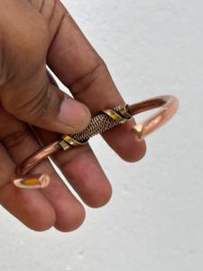 Bracelet manchette en cuivre fait main avec détail en fil torsadé, ajustable, bijou artisanal en métal pour la mode - Product Image 2