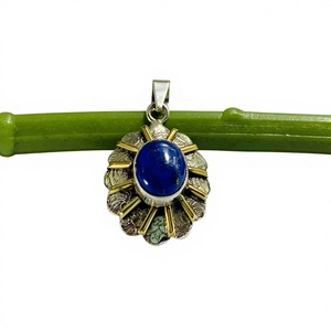 Pendentif classique en argent sterling 925 avec lapis-lazuli naturel taille ovale, serti clos, bijoux fins, breloques de fête unisexe Krittika - Product Image 1
