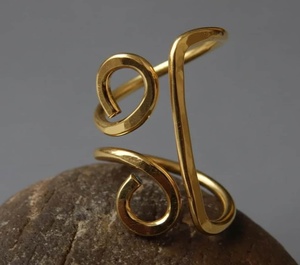 Bague artisanale en laiton plaqué or, motif spirale géométrique, esthétique chrétienne, ajustable, bijou statement pour femme - Product Image 6