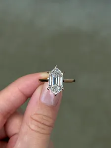 Anillo Solitario de Diamante con Corte Hexagonal en Oro Sólido, Anillo de Compromiso Minimalista, Joyería Fina Geométrica Elegante, Regalo de Lujo para Mujer - Product Image 1