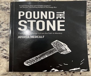 Pound the Stone Book, livre de motivation, édition brochée, par Joshua Medcalf, guide de développement personnel et de réussite - Product Image 2